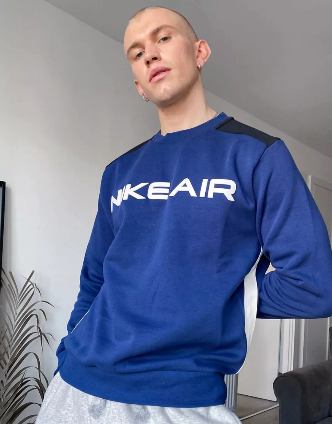 Nike Air – Sweatshirt mit Rundhalsausschnitt in Marineblau günstig online kaufen