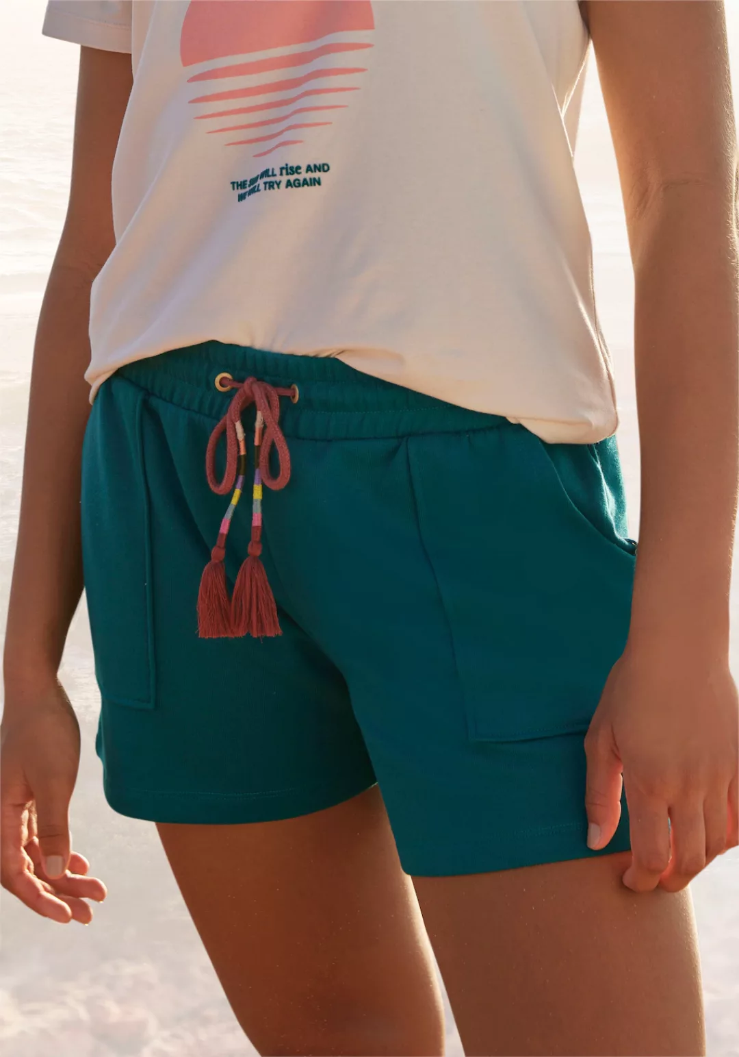 Vivance Sweatshorts -Kurze Hose mit aufgesetzten Taschen und Kontrastkordel günstig online kaufen