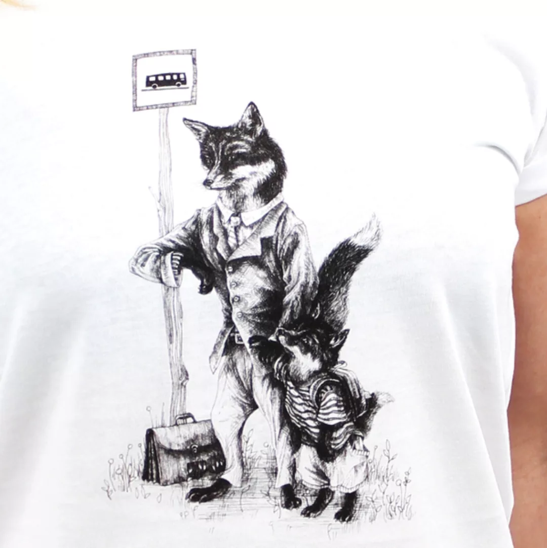 Foxes At The Bus Stop - Printshirt Frauen Aus Biobaumwolle günstig online kaufen