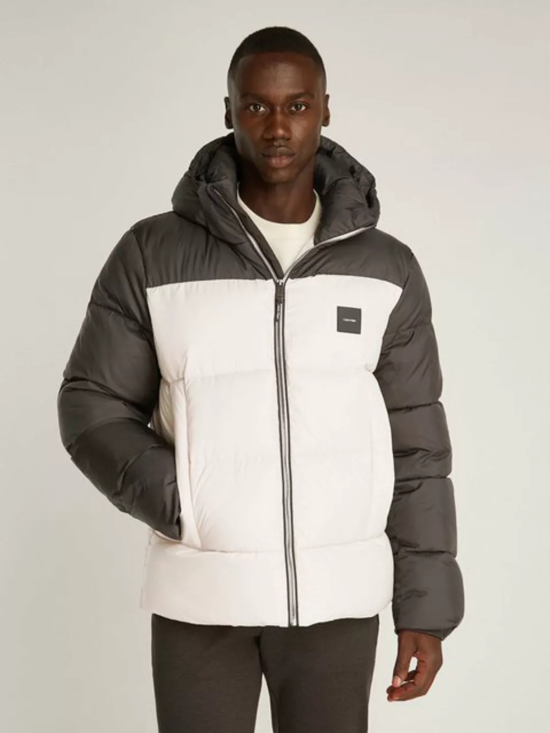 Calvin Klein Outdoorjacke HOODED QUILT COLOR-BLOCK PUFFER mit Logopatch günstig online kaufen