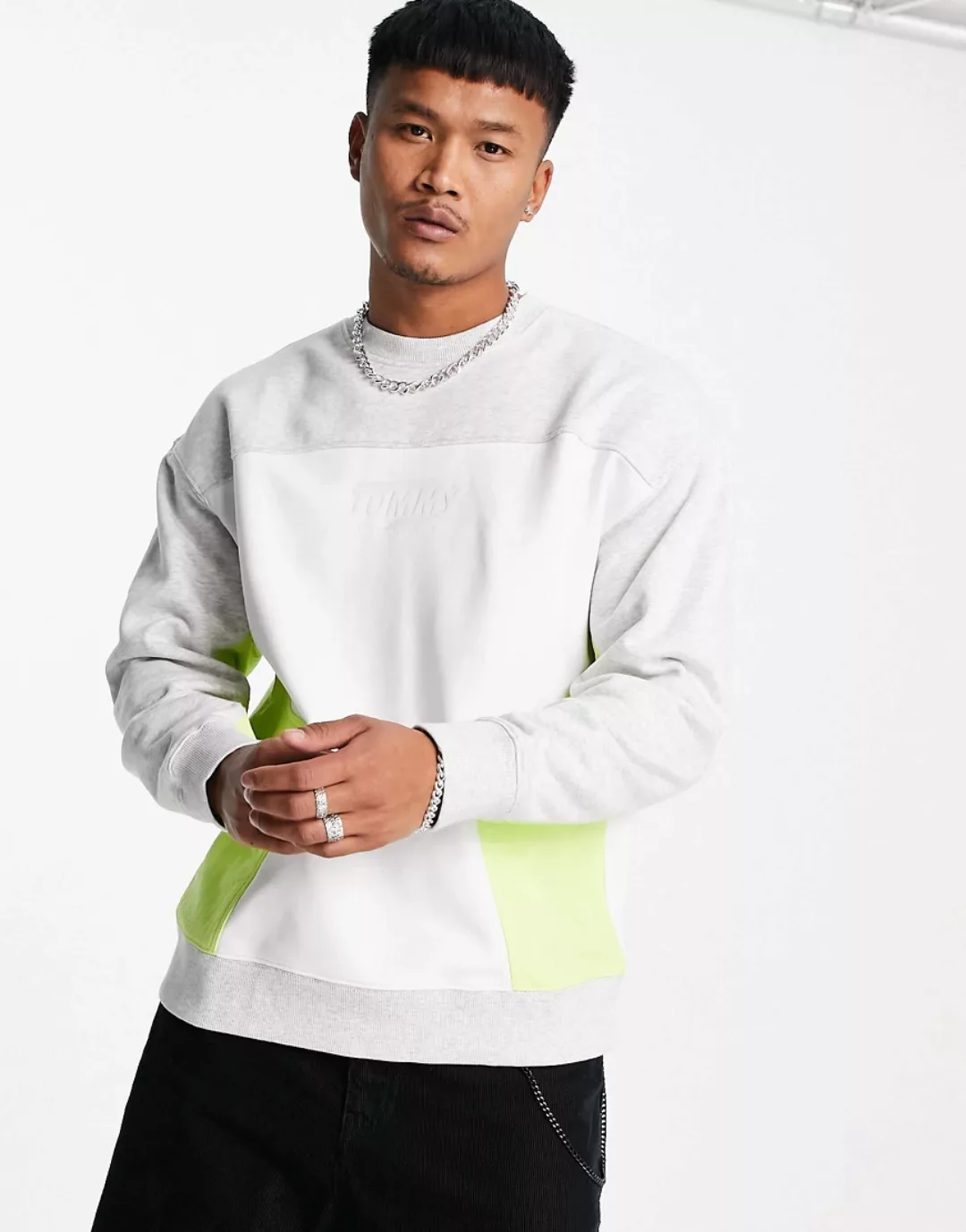 Tommy Jeans – Sweatshirt mit geometrischem Blockfarbendesign in Silberkalkg günstig online kaufen