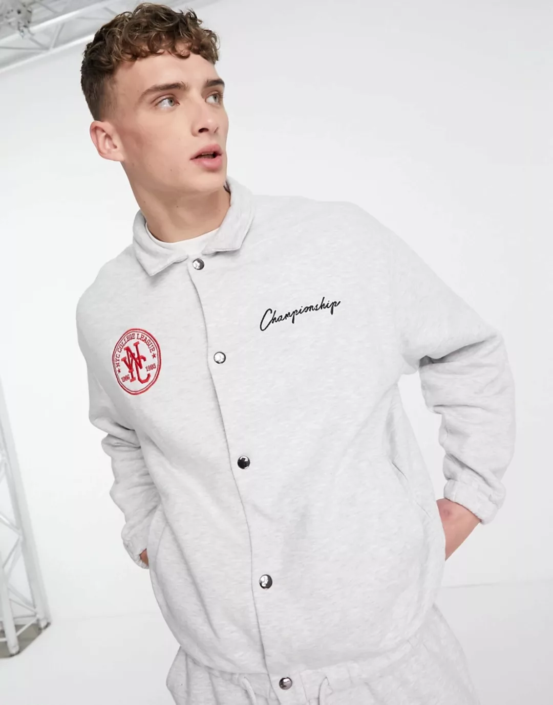 ASOS DESIGN – Trainingsjacke aus Jersey in Kalkweiß mit Logoprints auf der günstig online kaufen