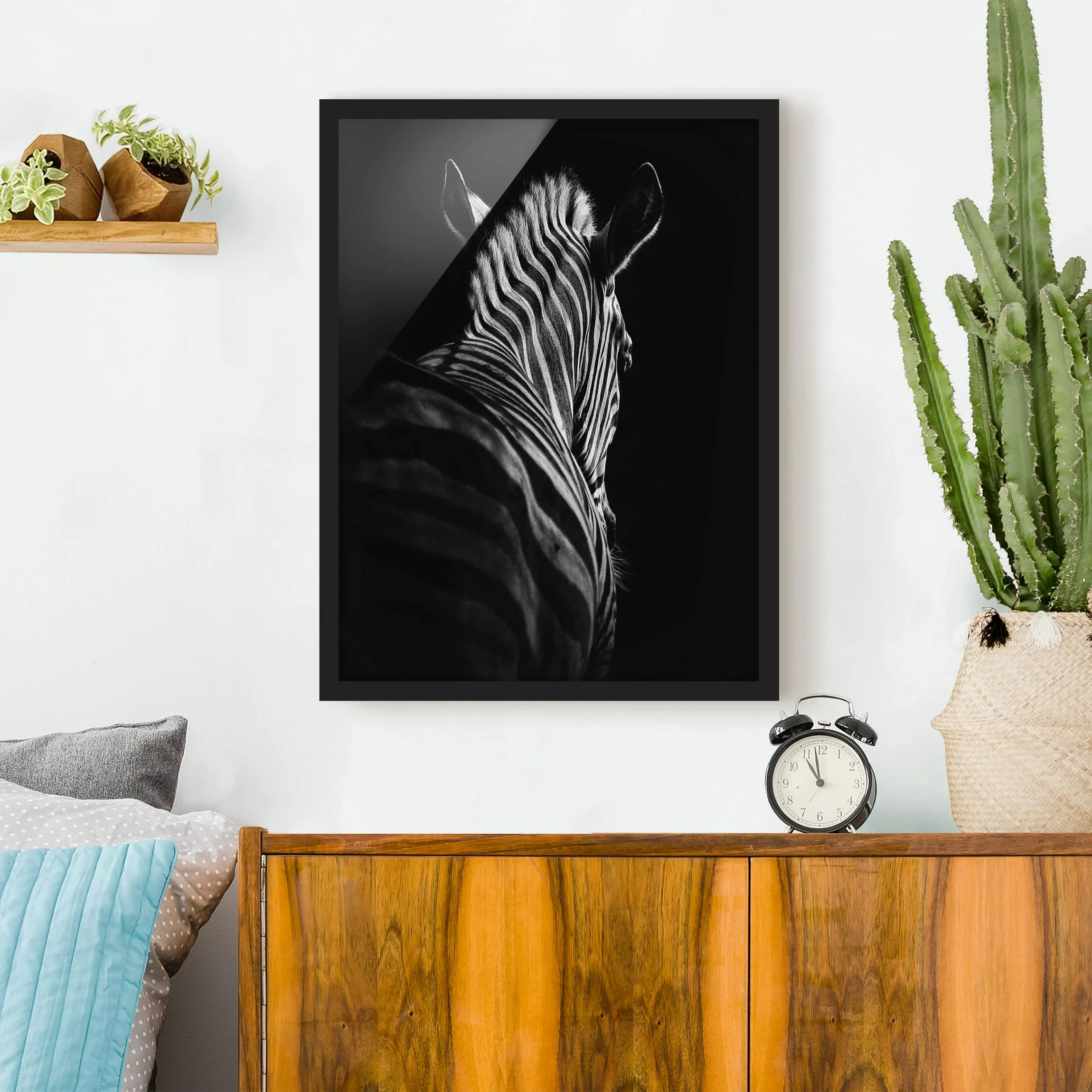 Bild mit Rahmen Schwarz-Weiß - Hochformat Dunkle Zebra Silhouette günstig online kaufen