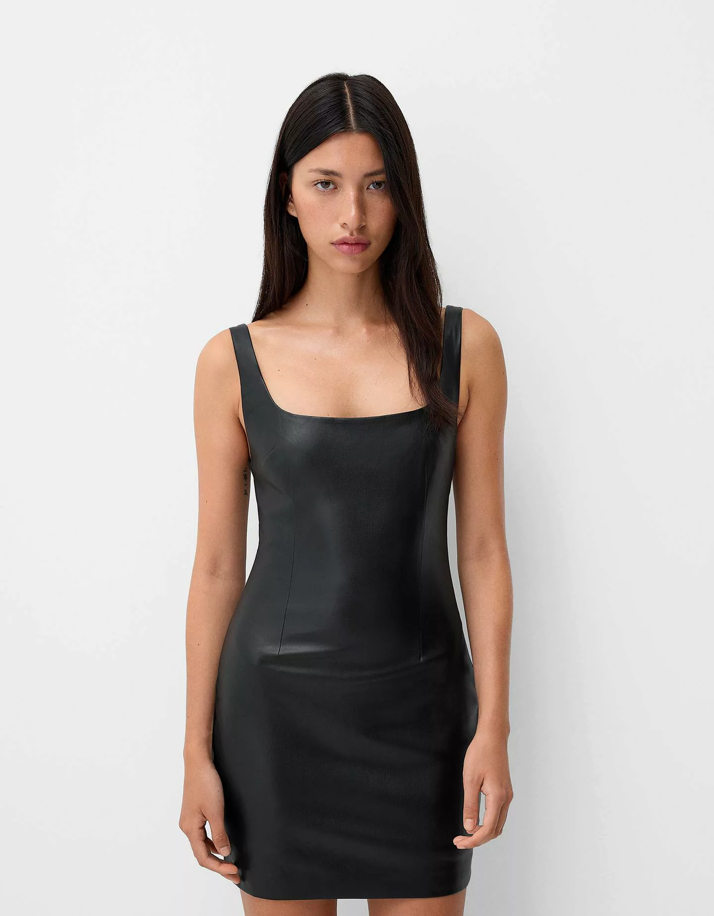 Bershka Körpernah Geschnittenes Minikleid Aus Kunstleder Damen S Schwarz günstig online kaufen