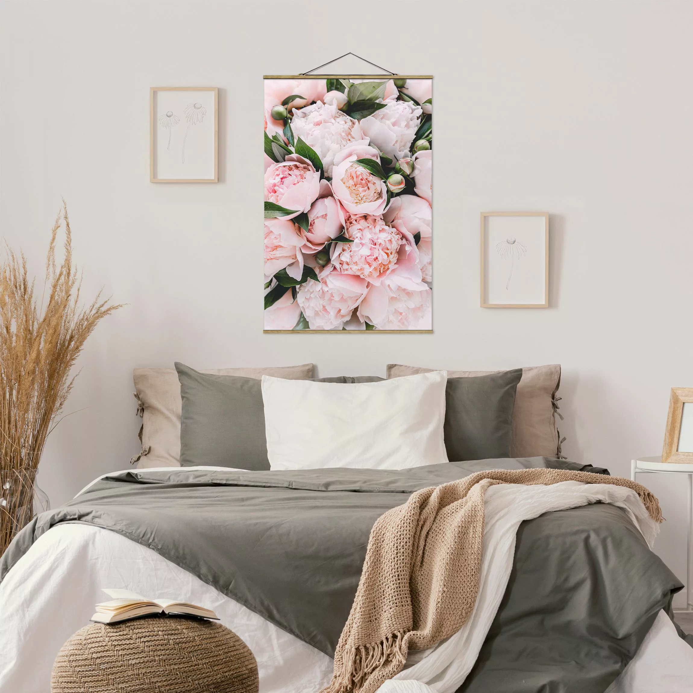 Stoffbild Blumen mit Posterleisten - Hochformat Rosa Pfingstrosen mit Blätt günstig online kaufen