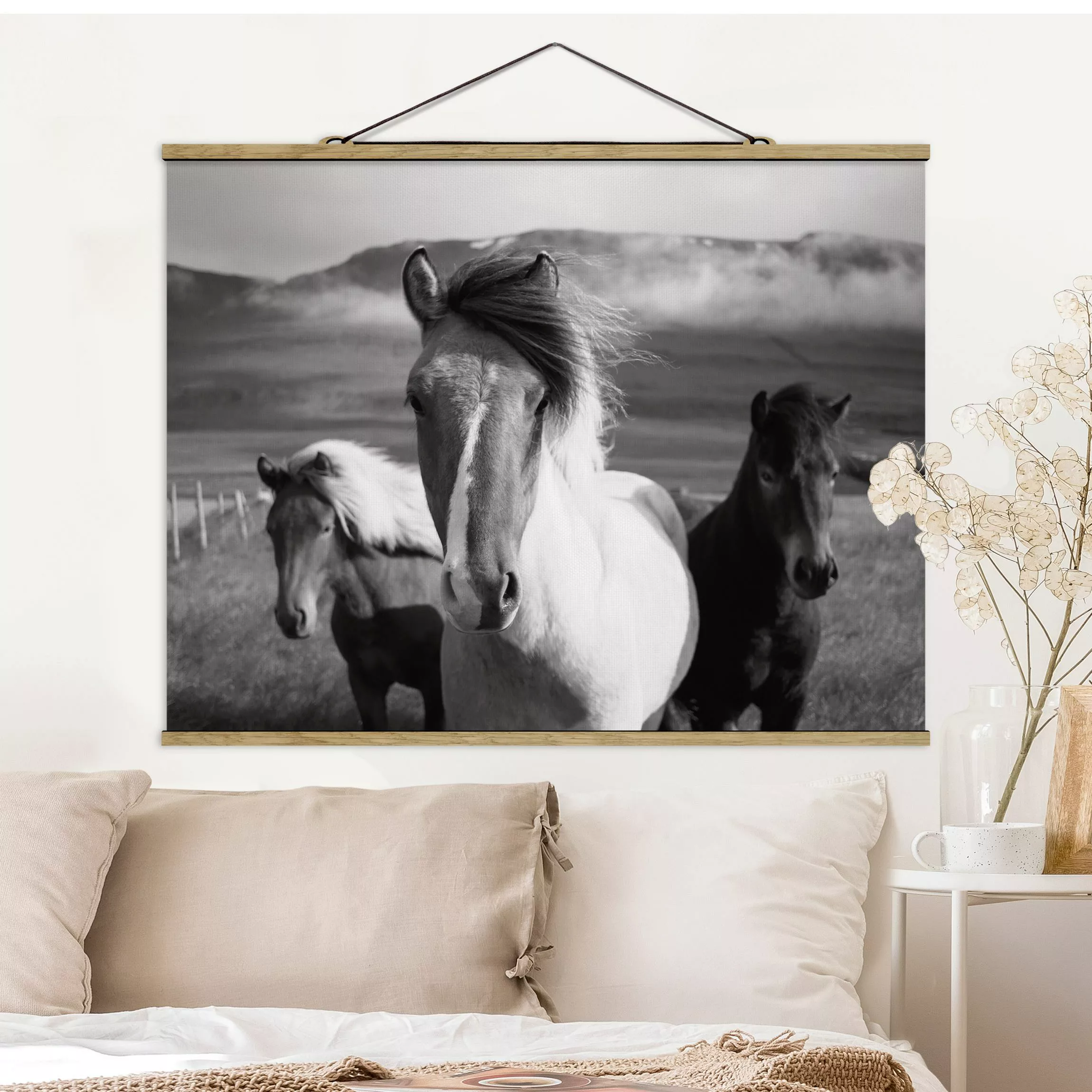 Stoffbild mit Posterleisten Wildpferde Schwarz-Weiß günstig online kaufen