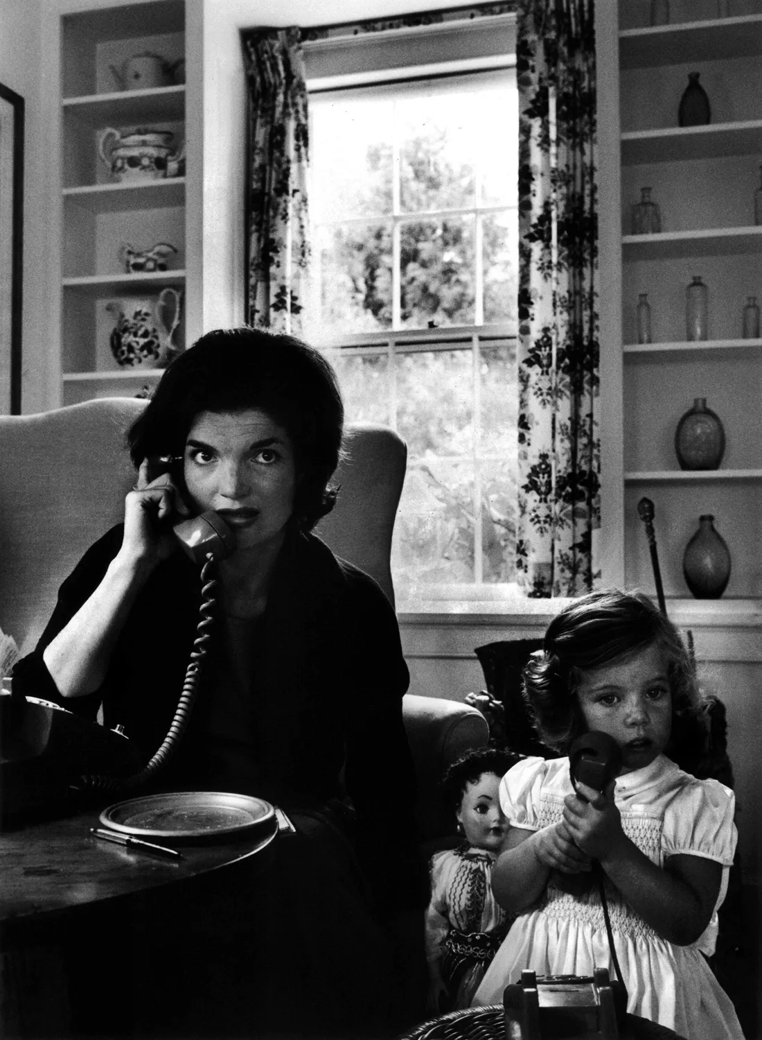 queence Acrylglasbild "The Phone", Schwarz-Weiß-Frau-Stars, Jackie Kennedy, günstig online kaufen