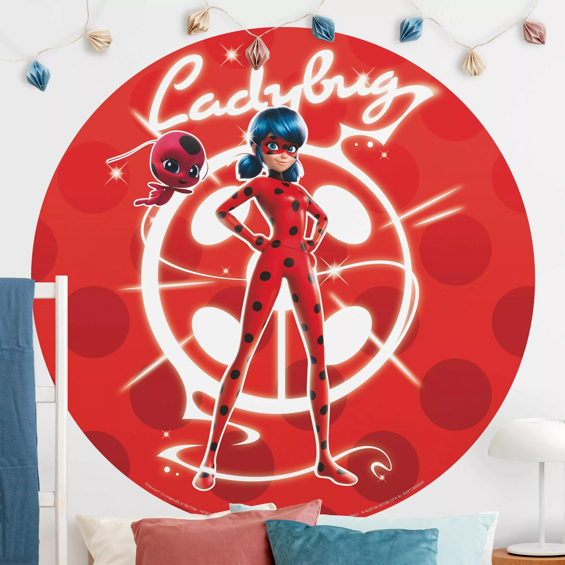 Runde Tapete selbstklebend Miraculous Ladybug in Paris günstig online kaufen