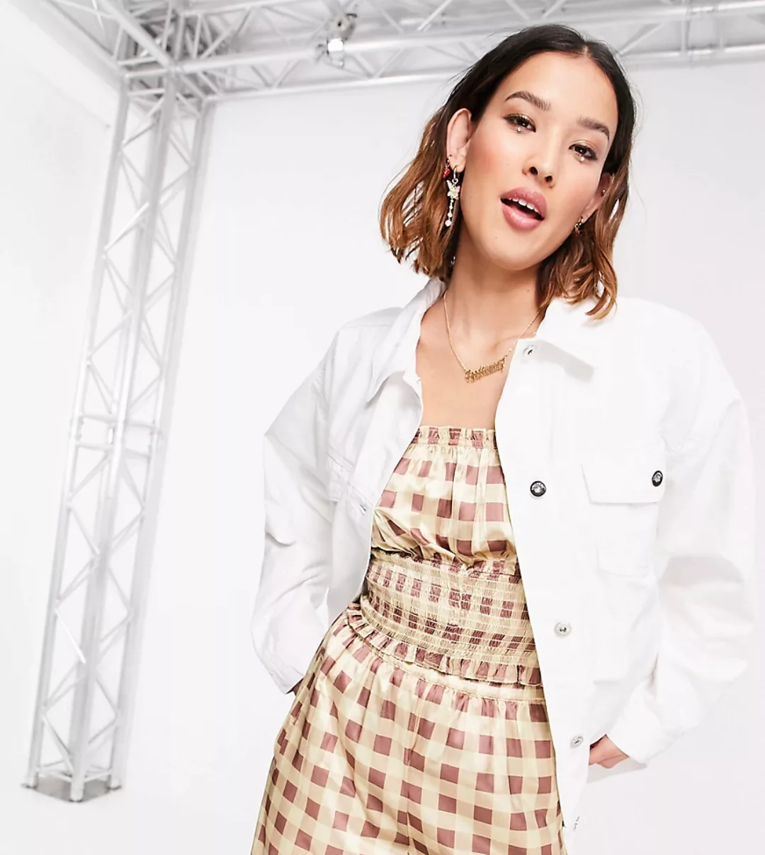 COLLUSION – Jeansjacke mit nach hinten abfallendem Saum in Weiß günstig online kaufen