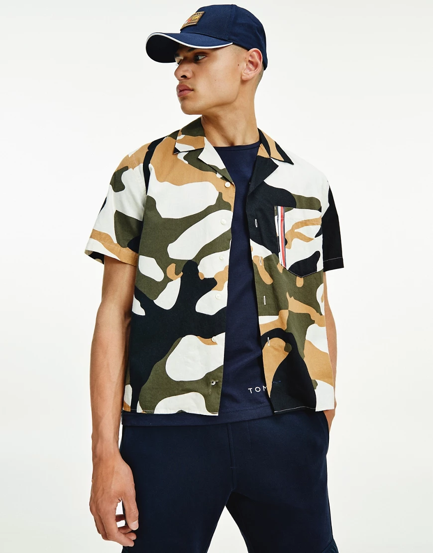 Tommy Hilfiger – Kurzärmliges Hemd in mehrfarbigem Military-Blumenmuster günstig online kaufen