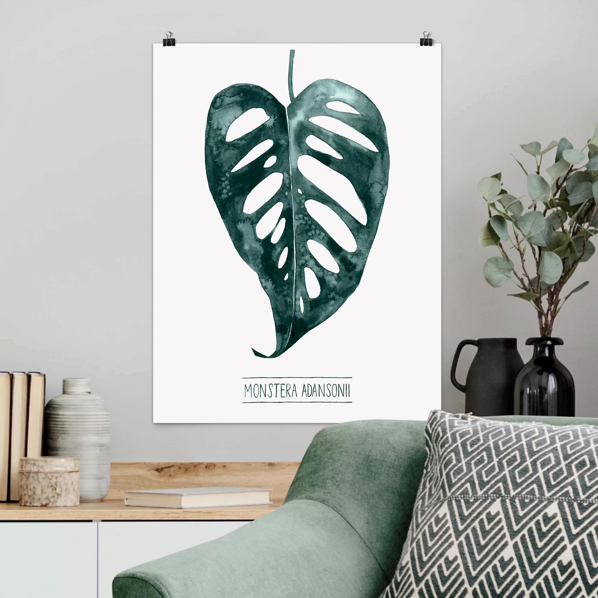 Poster Blumen - Hochformat Smaragdgrüne Monstera Adansonii günstig online kaufen