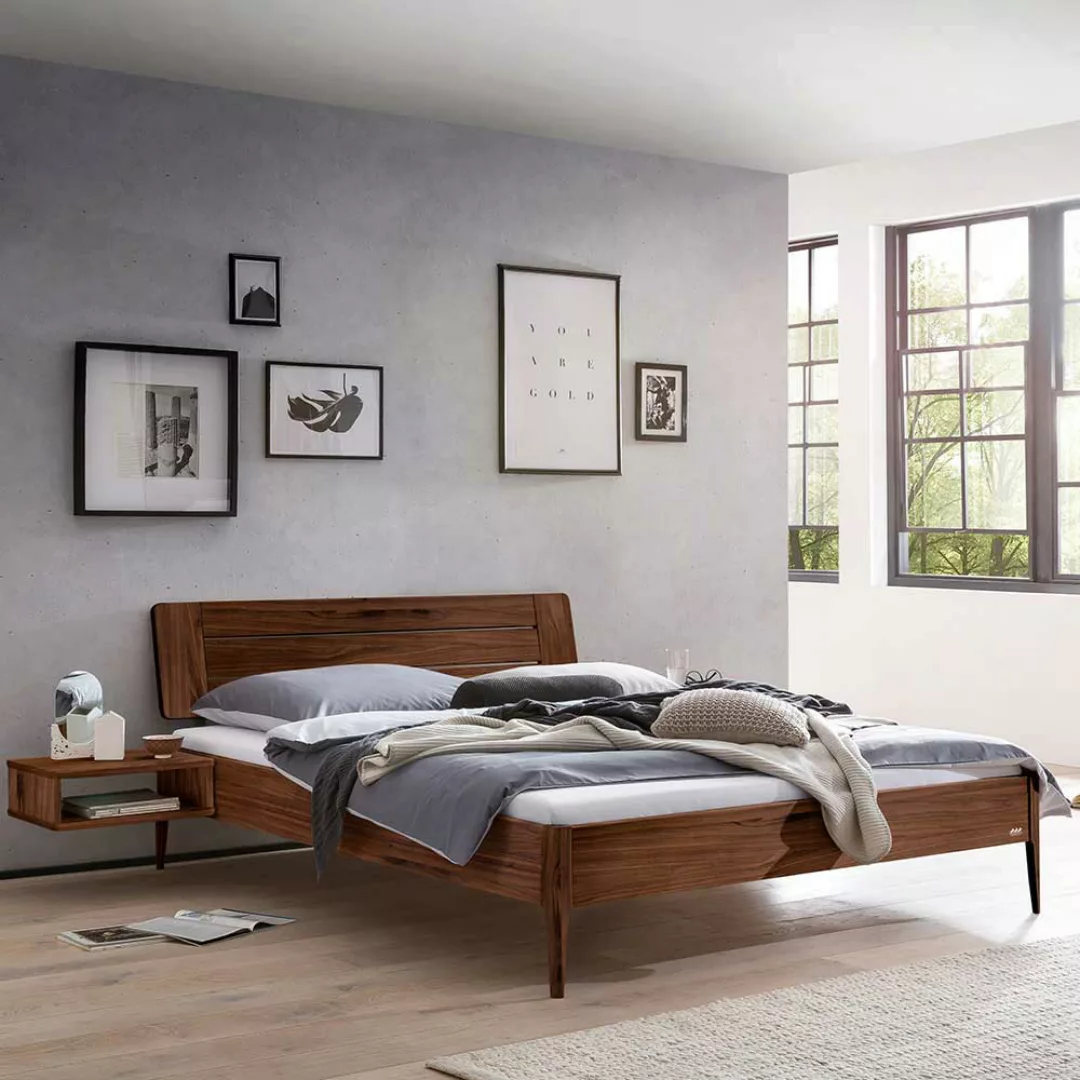 Massives Nussbaum Bett 140x200 cm wahlweise mit Nachtkonsolen günstig online kaufen