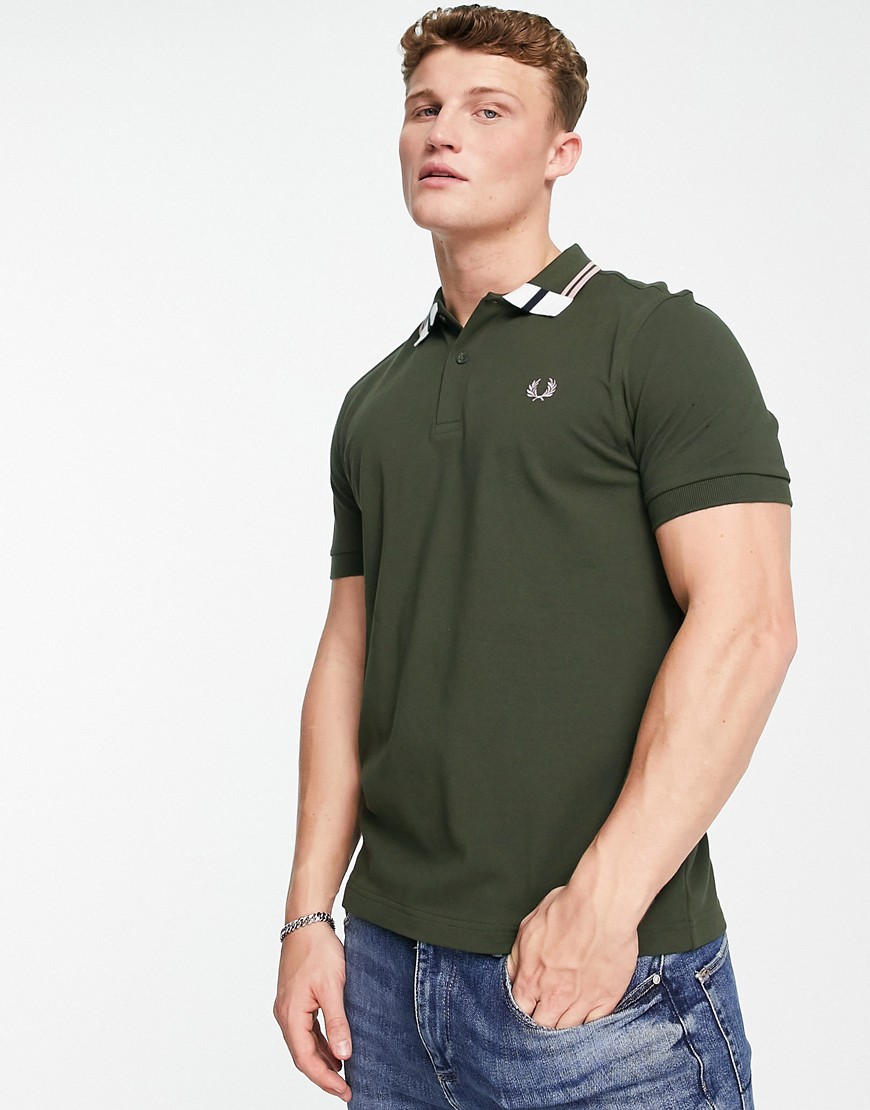 Fred Perry – Polohemd in Grün mit abstraktem Kontraststreifen-Design günstig online kaufen