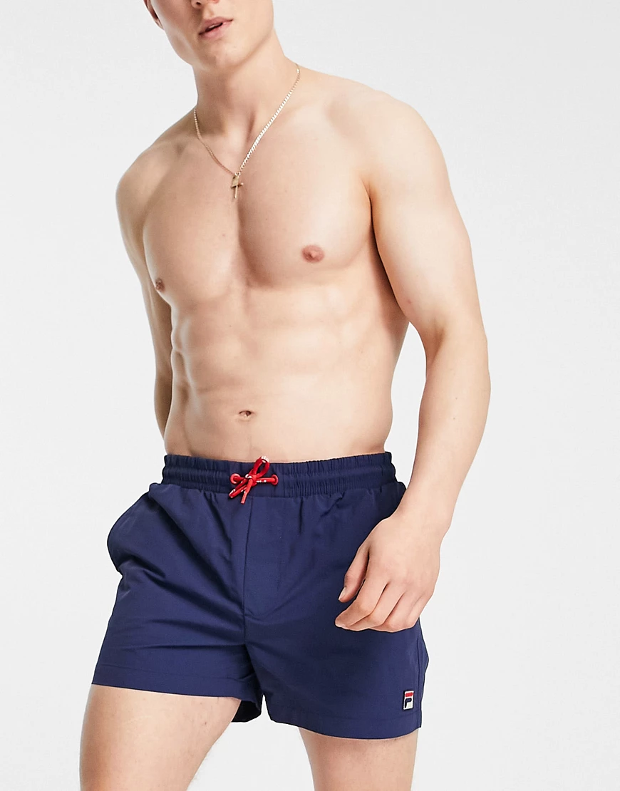 Fila – Artoni – Badeshorts mit Box-Logo in Marineblau günstig online kaufen