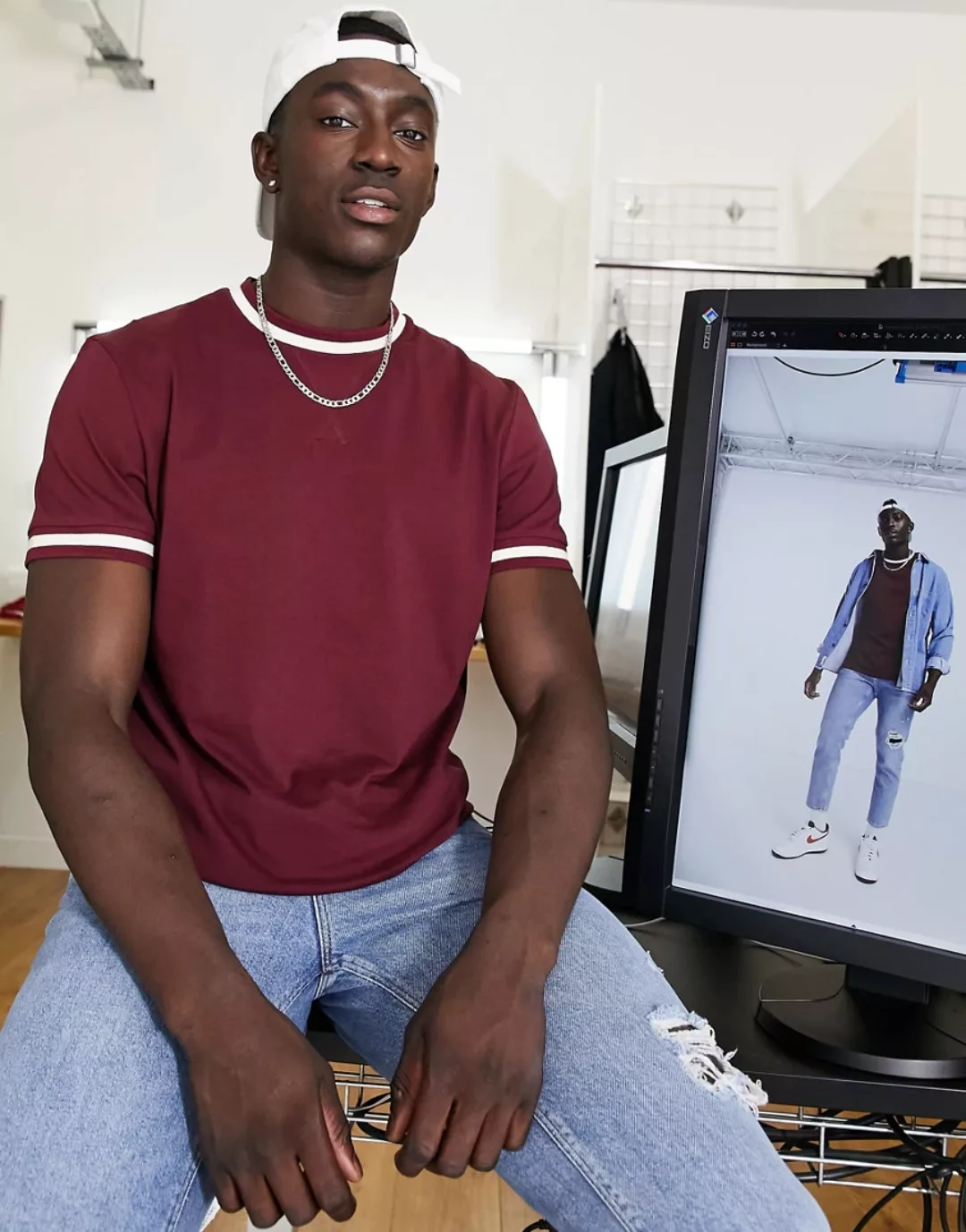 ASOS DESIGN – T-Shirt in Burgunderrot mit farblich abgesetztem Ringer- und günstig online kaufen