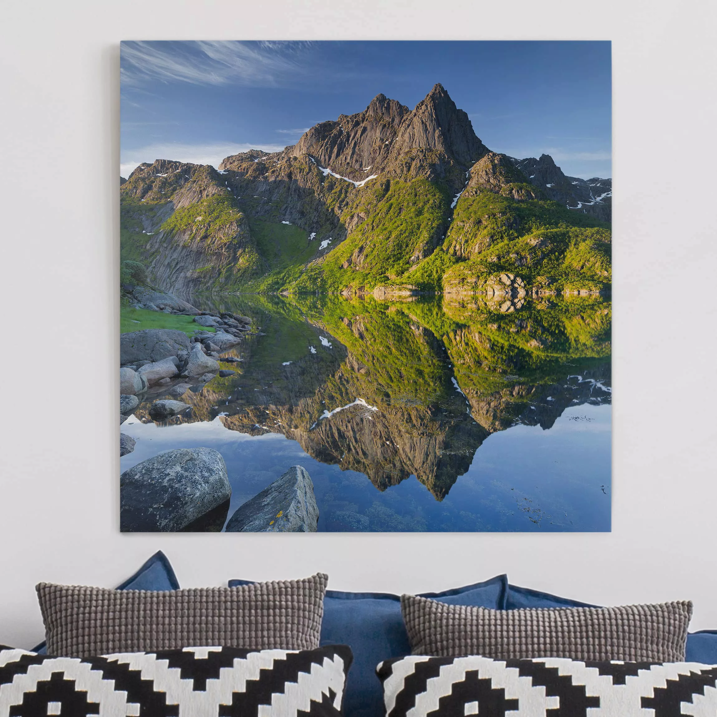 Leinwandbild Berg - Quadrat Berglandschaft mit Wasserspiegelung in Norwegen günstig online kaufen