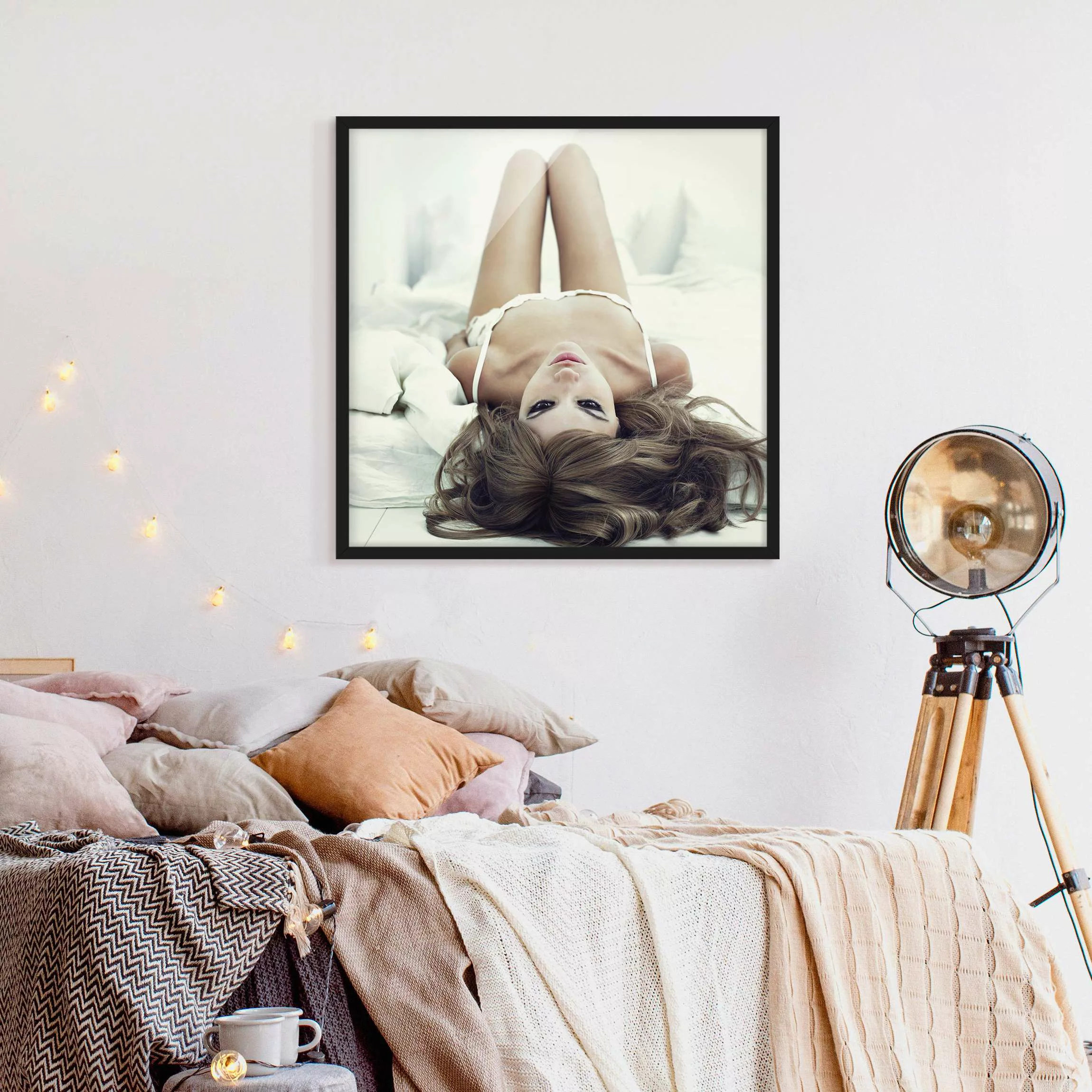 Bild mit Rahmen Portrait - Quadrat Come to Bed, Babe günstig online kaufen
