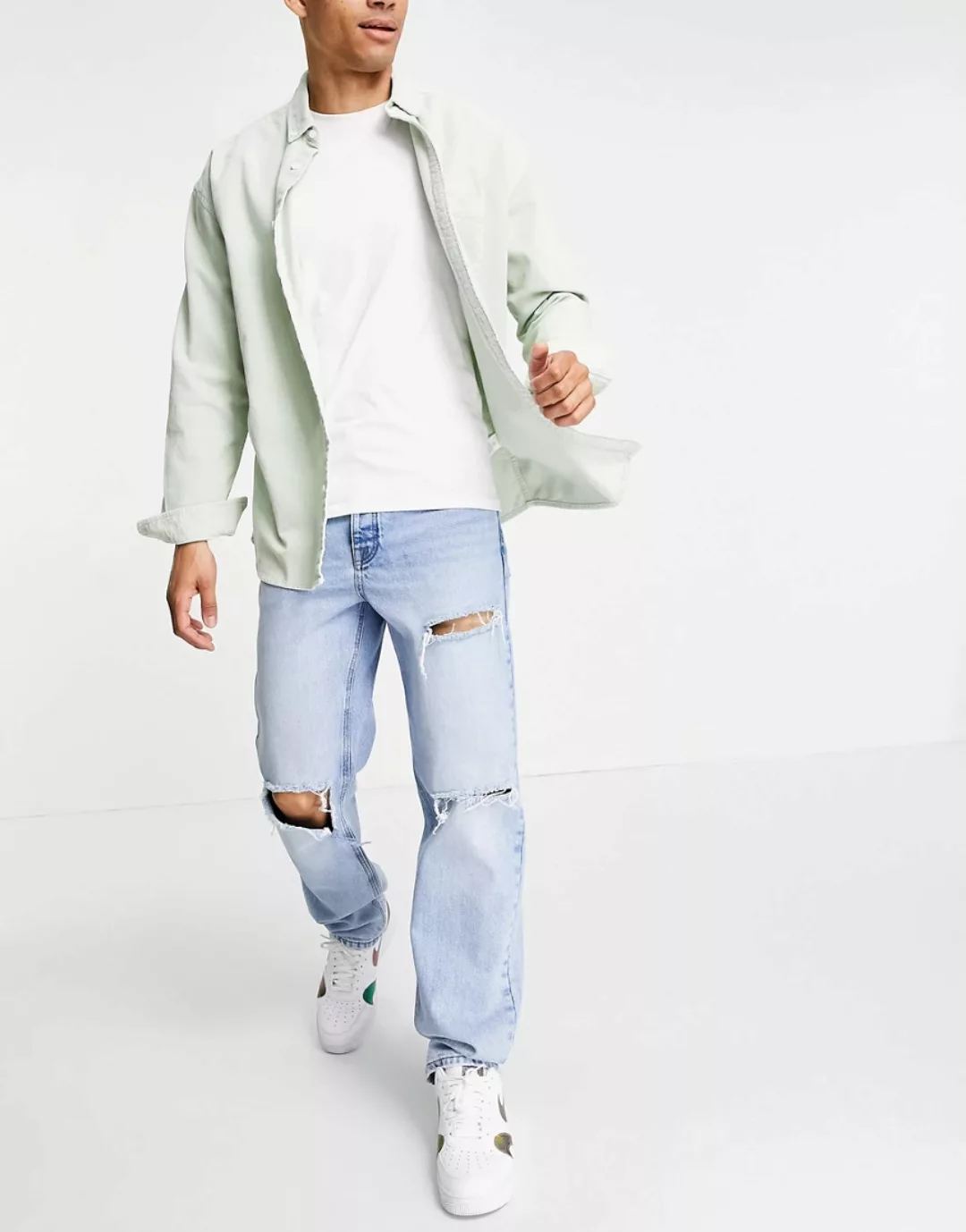 ASOS DESIGN – Stretch-Jeans mit geradem Bein und großen Rissen in mittlerer günstig online kaufen