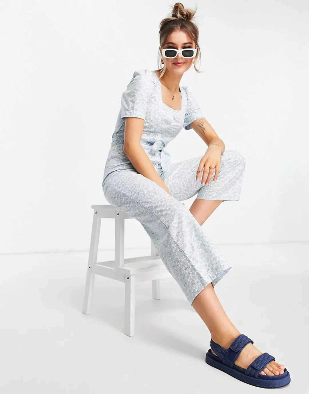 Monki – Wanda – Blau geblümter Jumpsuit mit eckigem Ausschnitt günstig online kaufen