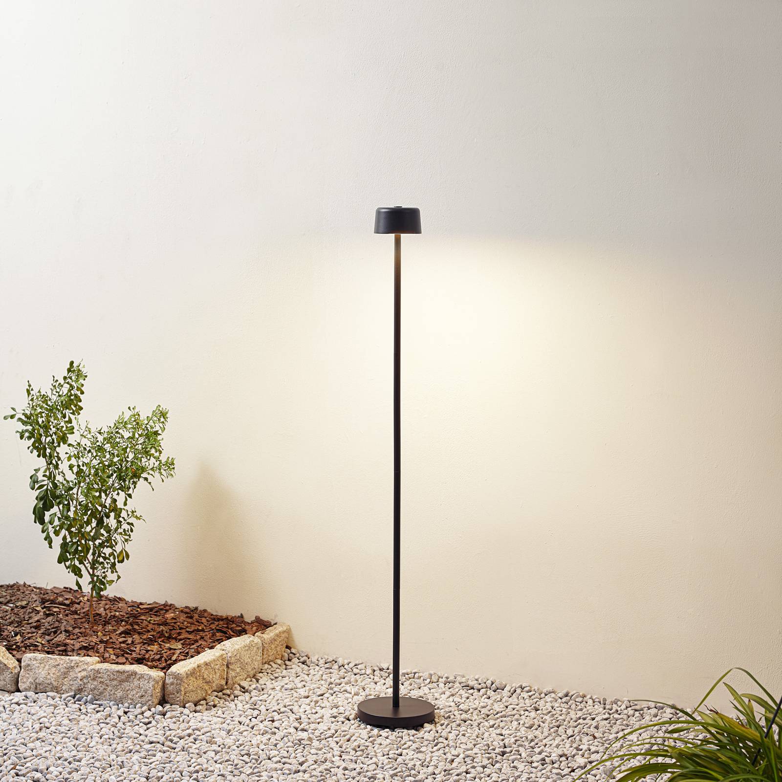 Lindby LED-Akku-Stehleuchte Isason, schwarz, Alu, Ø 11 cm günstig online kaufen