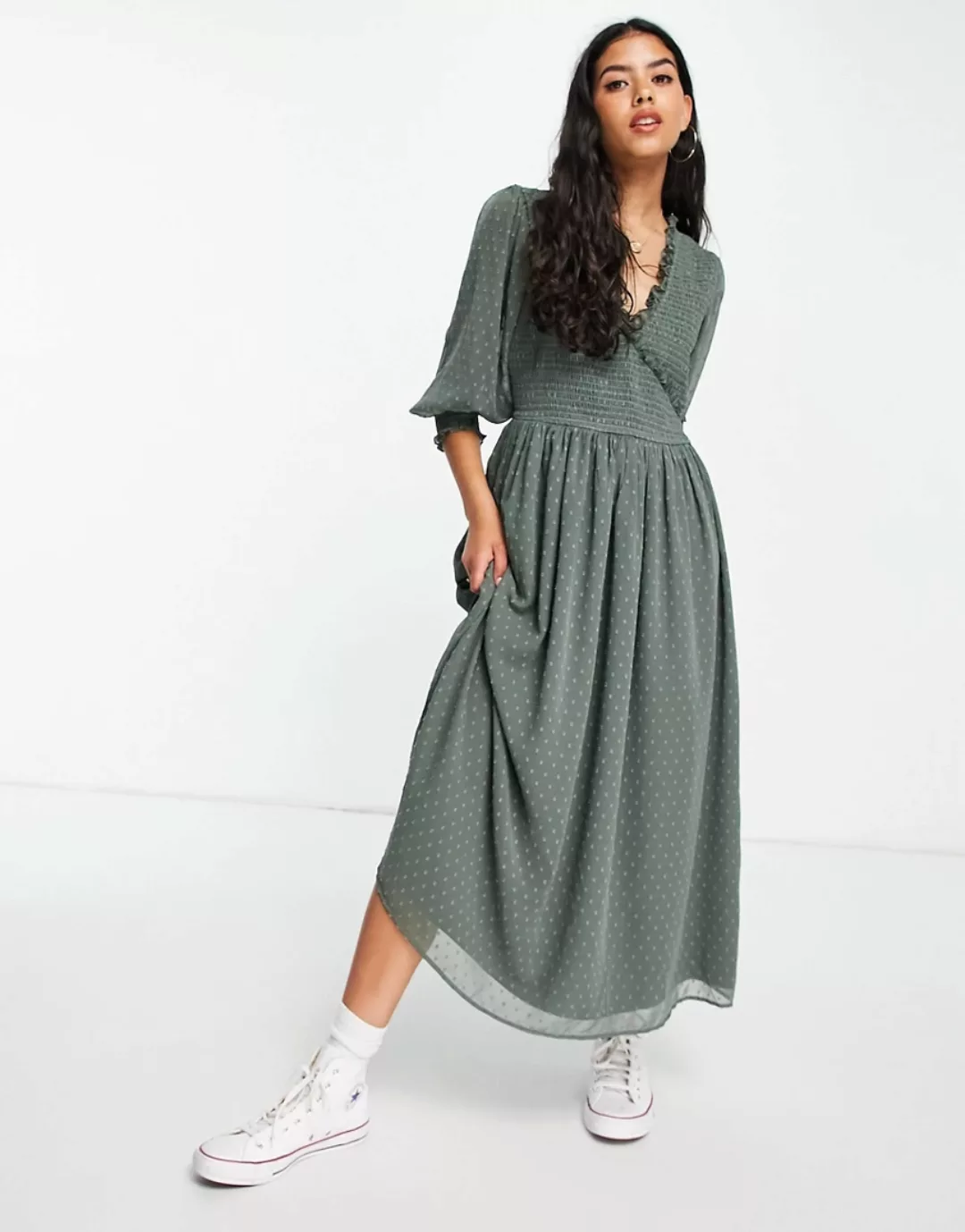 ASOS DESIGN – Midi-Hängerkleid mit gesmokten Ärmelbündchen und Noppen-Muste günstig online kaufen