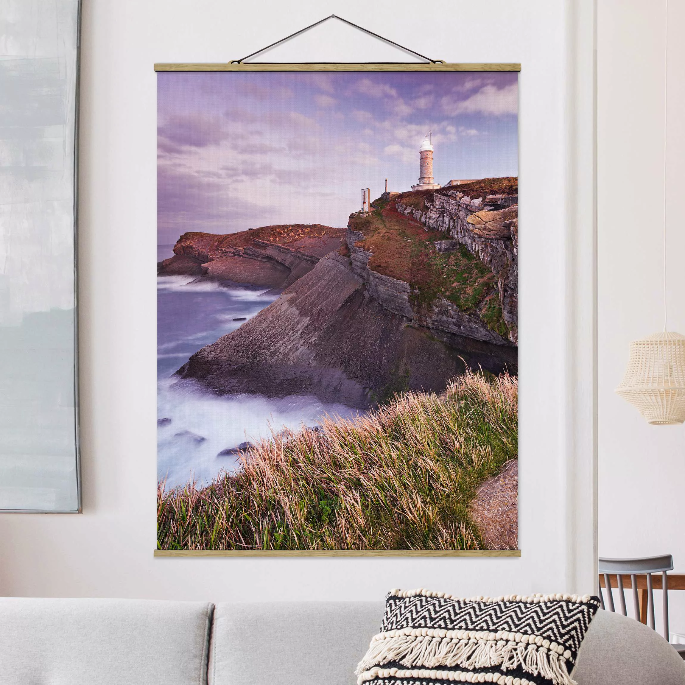 Stoffbild Strand mit Posterleisten - Hochformat Steilküste und Leuchtturm günstig online kaufen