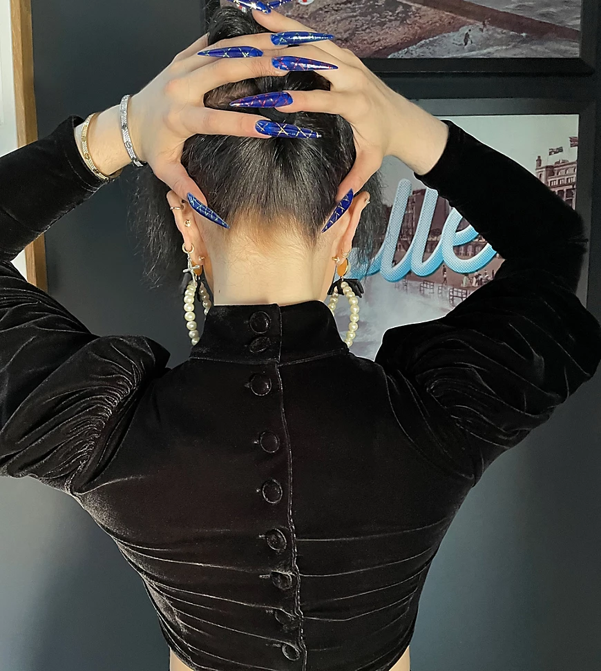 Labelrail x Sophia Hadjipanteli – Kurz geschnittene Bluse aus Samt in Schwa günstig online kaufen