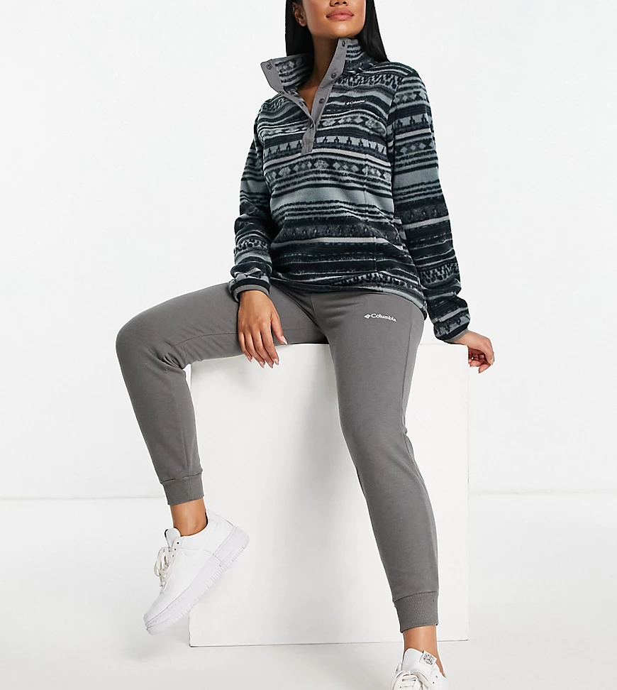 Columbia – Pearland – Jogginghose in Grau, exklusiv bei ASOS günstig online kaufen