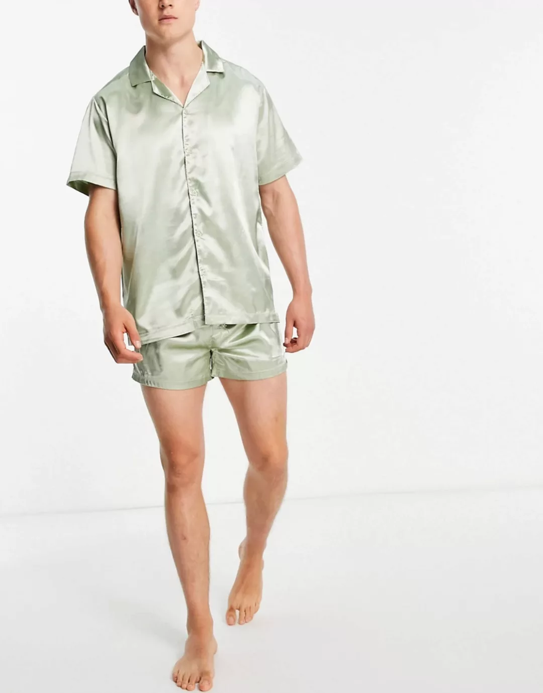ASOS DESIGN – Pyjama-Set aus Satin in Grün, bestehend aus Hemd und Shorts günstig online kaufen