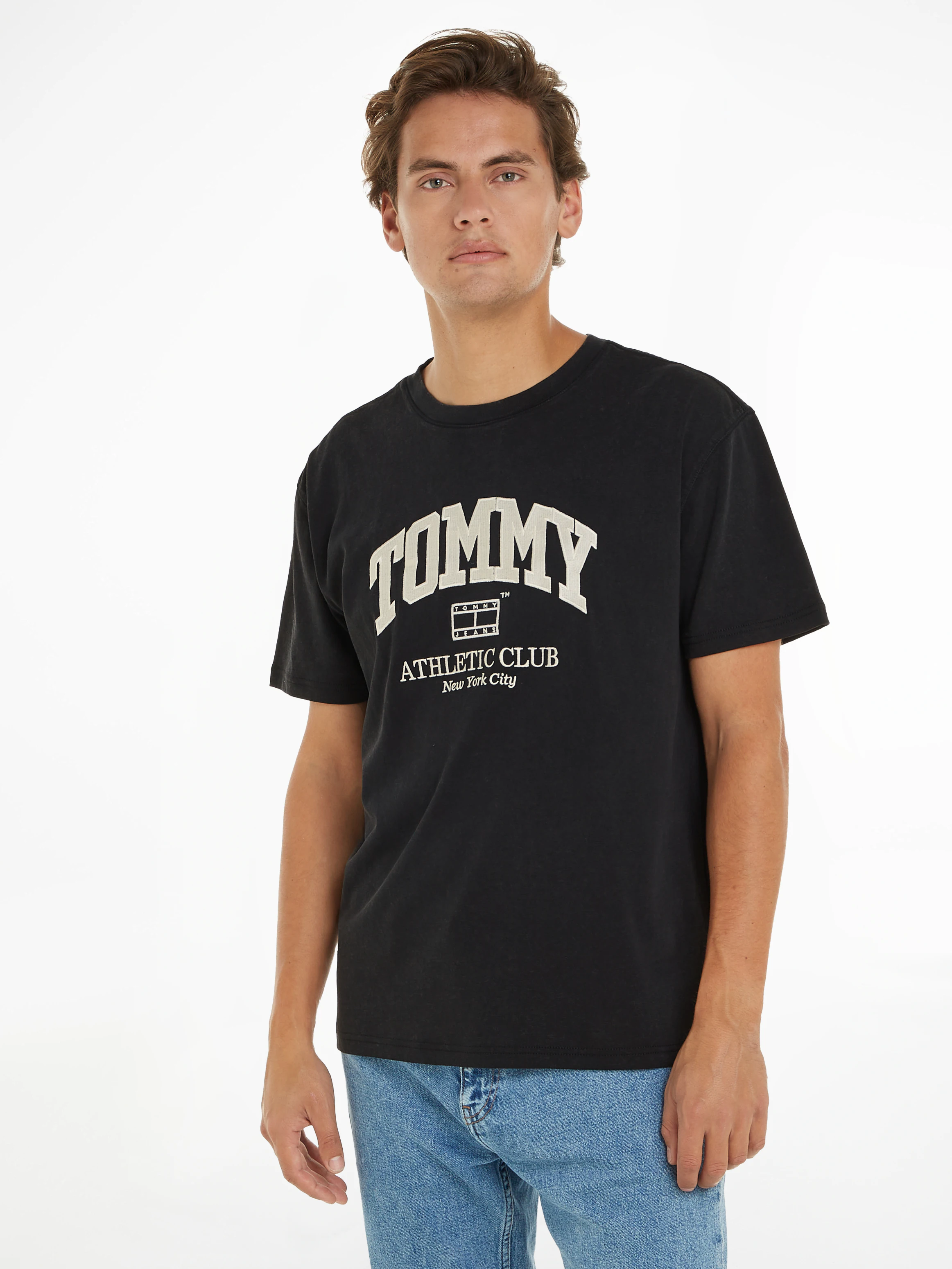 Tommy Jeans T-Shirt TJM REG ATHLETIC CLUB TEE Logo im College-Stil auf der günstig online kaufen