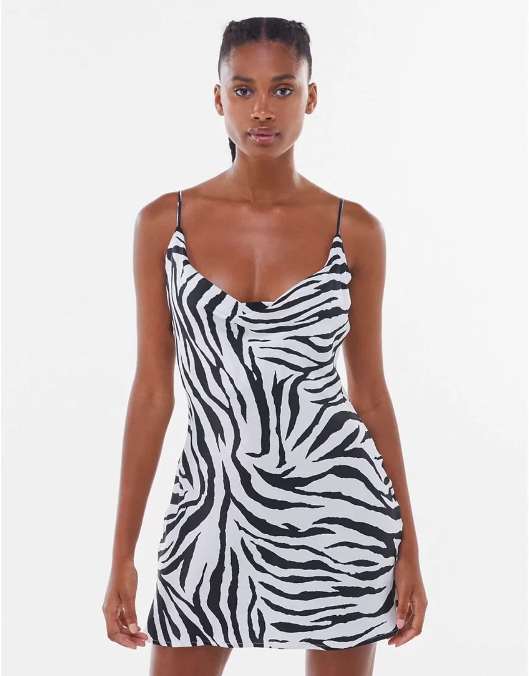 Bershka – Minikleid aus Satin mit Zebramuster in Schwarz-Weiß-Mehrfarbig günstig online kaufen