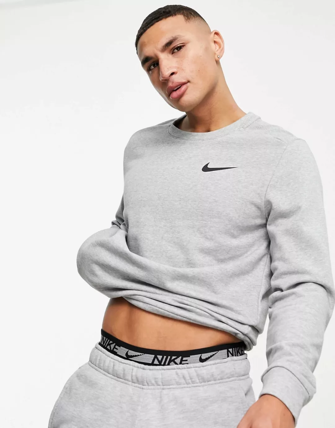 Nike Training – Sweatshirt mit Rundhalsausschnitt in Grau günstig online kaufen