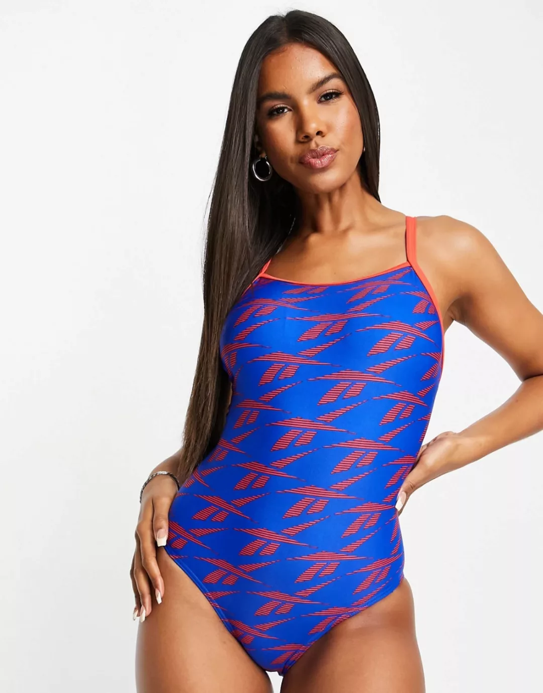 Reebok – Badeanzug in Blau mit Muster in Rot günstig online kaufen
