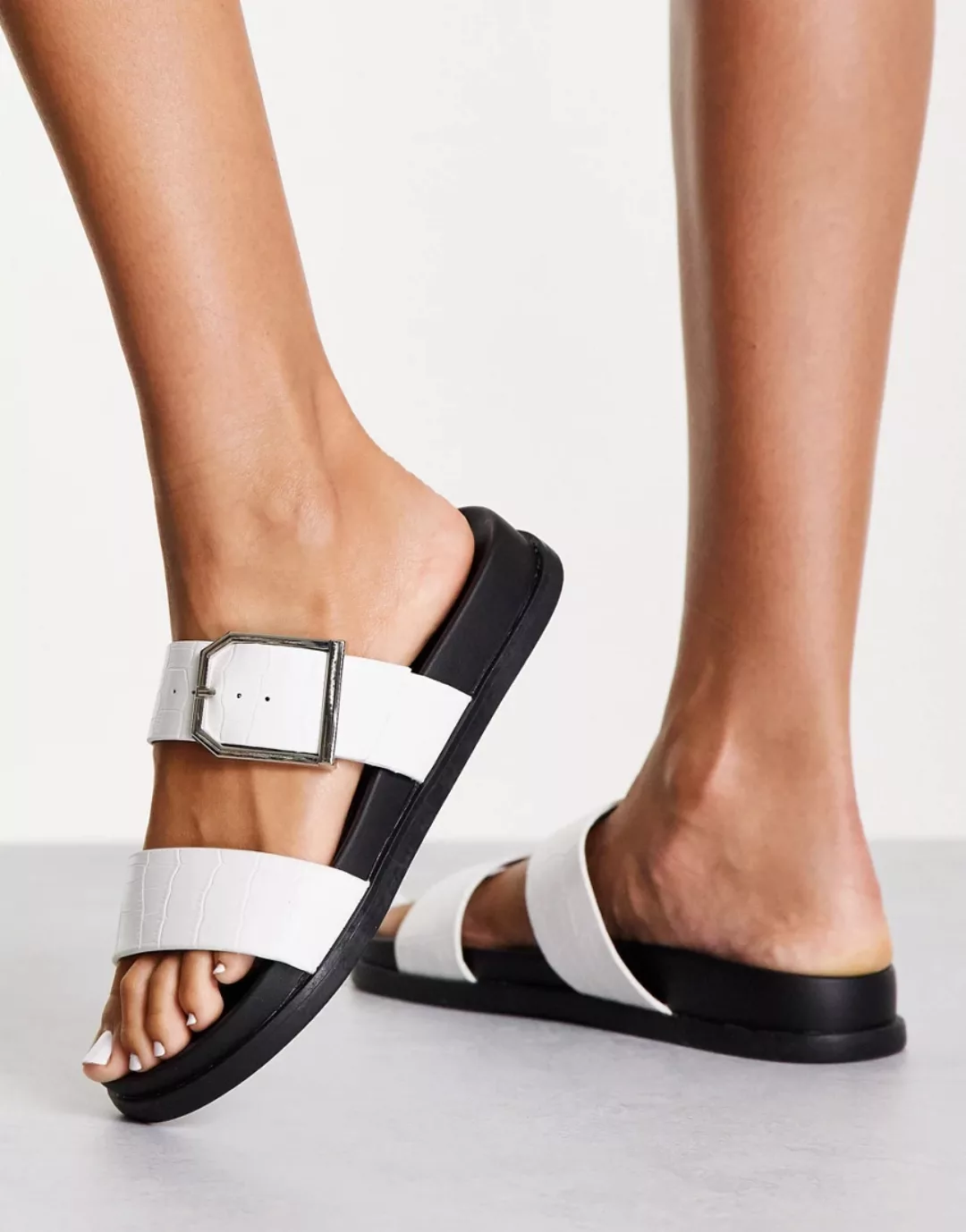 New Look – Sandalen in Weiß mit zwei Riemen günstig online kaufen