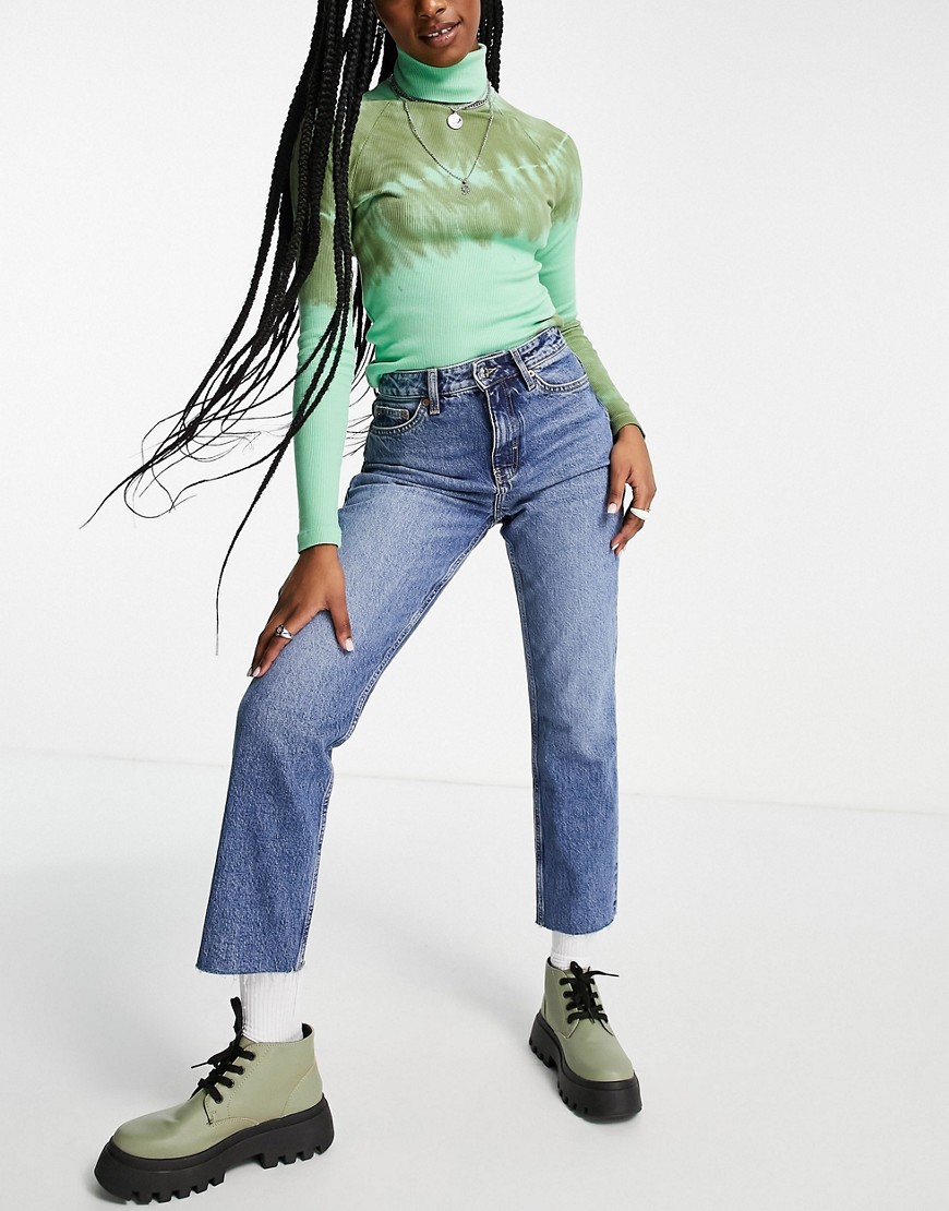 Topshop – Straight Jeans aus Bio-Baumwolle in Mittelblau mit unbehandeltem günstig online kaufen
