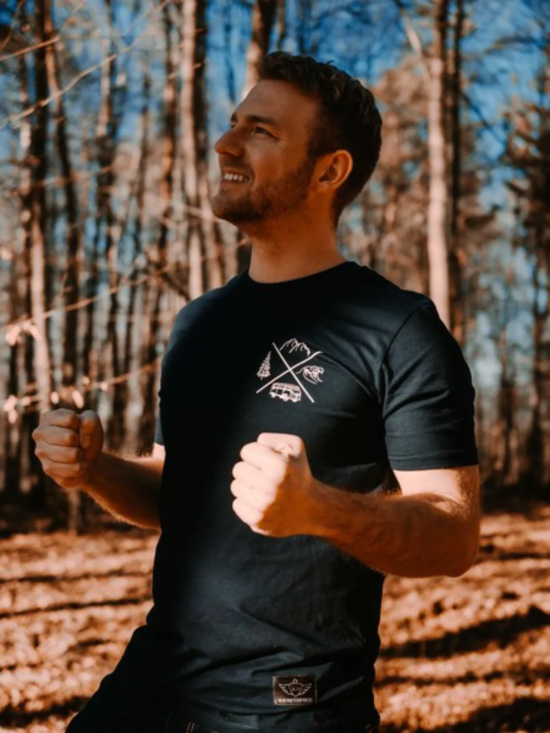 Herren Shirt "Adventure Awaits" Rundhals Bio Baumwolle Navy Medium Fit Back günstig online kaufen