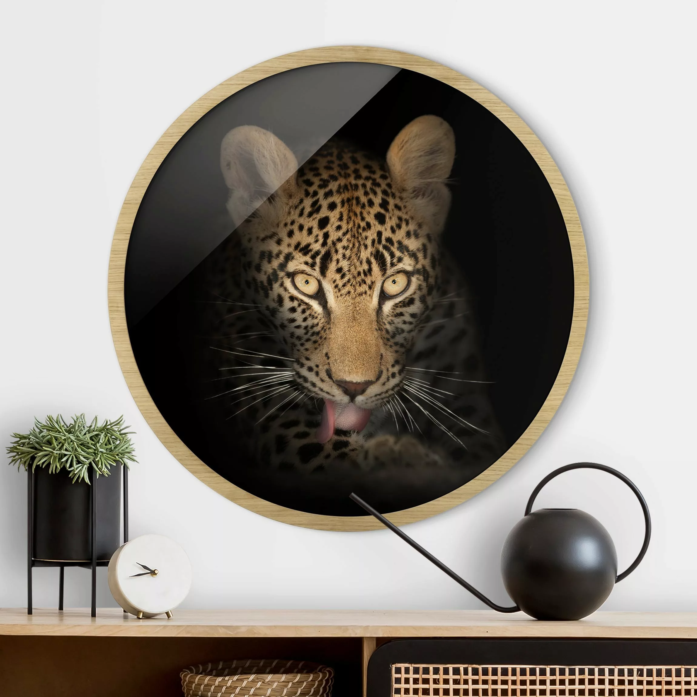 Rundes Gerahmtes Bild Resting Leopard günstig online kaufen