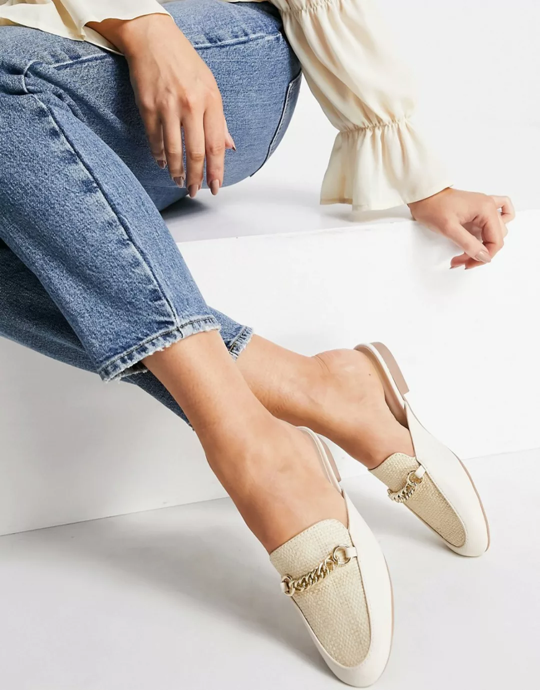 Qupid – Pantoletten im Loafer-Stil mit Webdesign in Natur-Weiß günstig online kaufen
