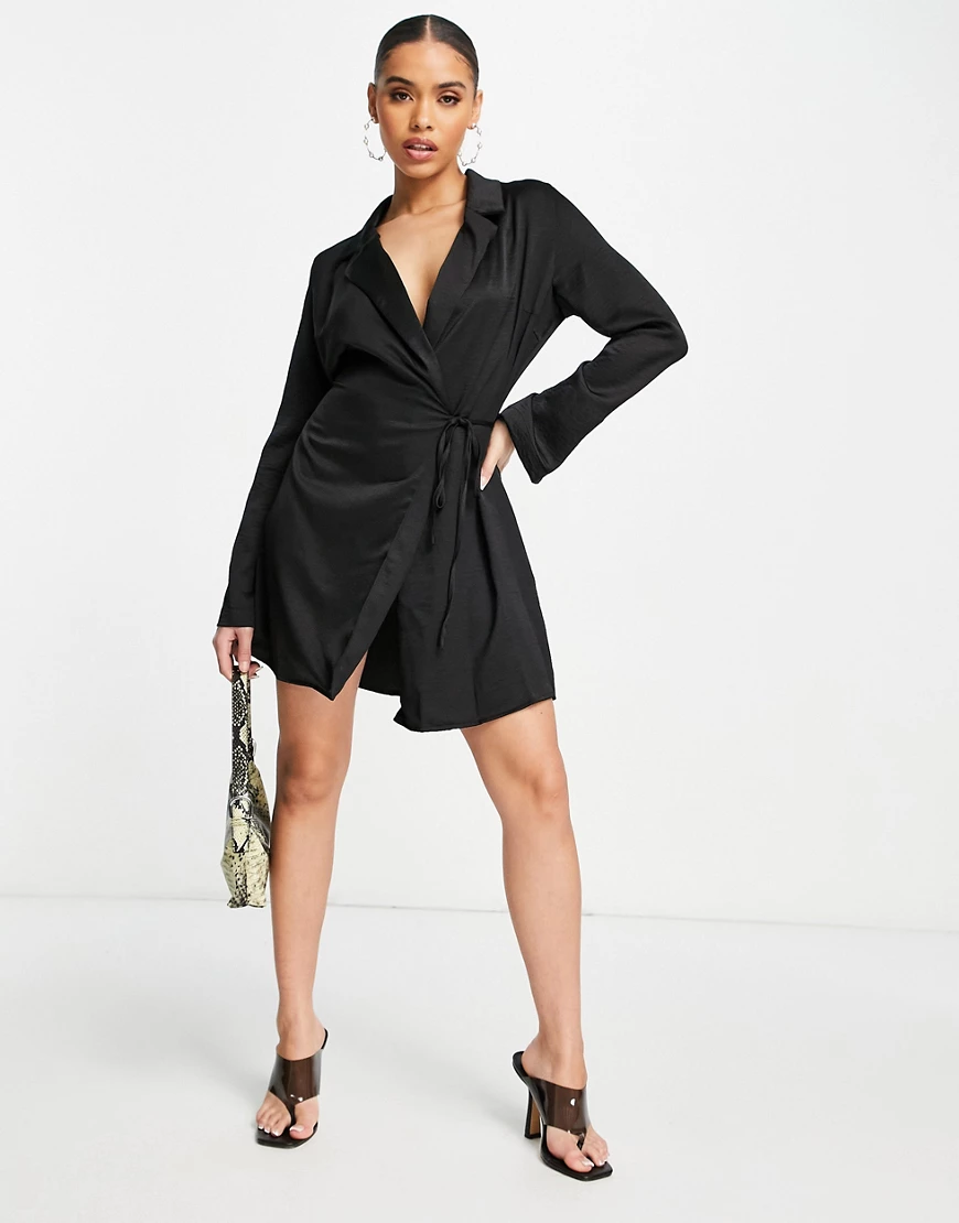 Lola May – Minikleid aus Satin in Schwarz mit Wickeldesign vorne günstig online kaufen