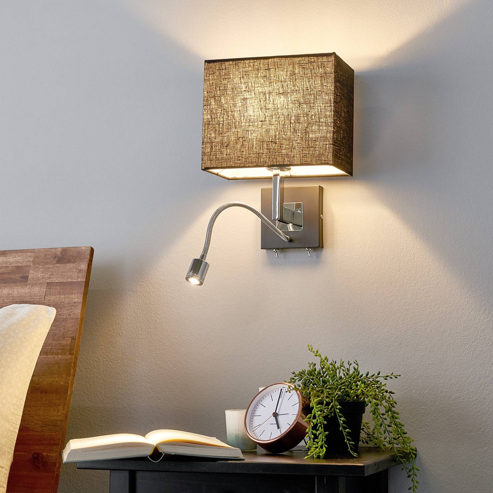Schwarze Stoff-Wandlampe Rebekka mit LED-Lesearm günstig online kaufen