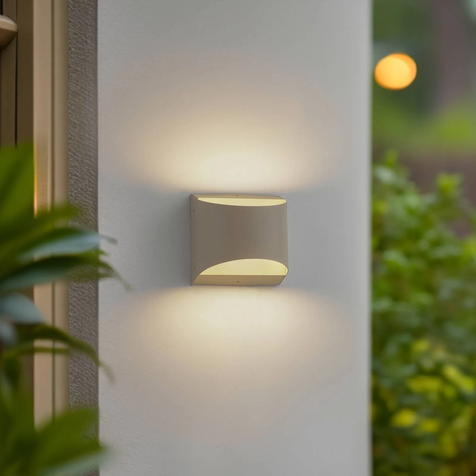 Lindby LED-Außenwandleuchte Lenore, beige, Metall, 13,5cm günstig online kaufen