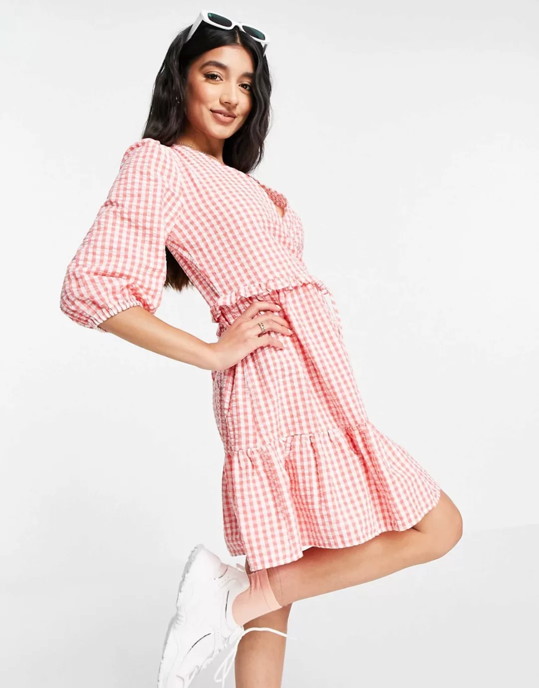 New Look – Gestuftes Minikleid mit Bindeband zum Wickeln in rosa Karomuster günstig online kaufen