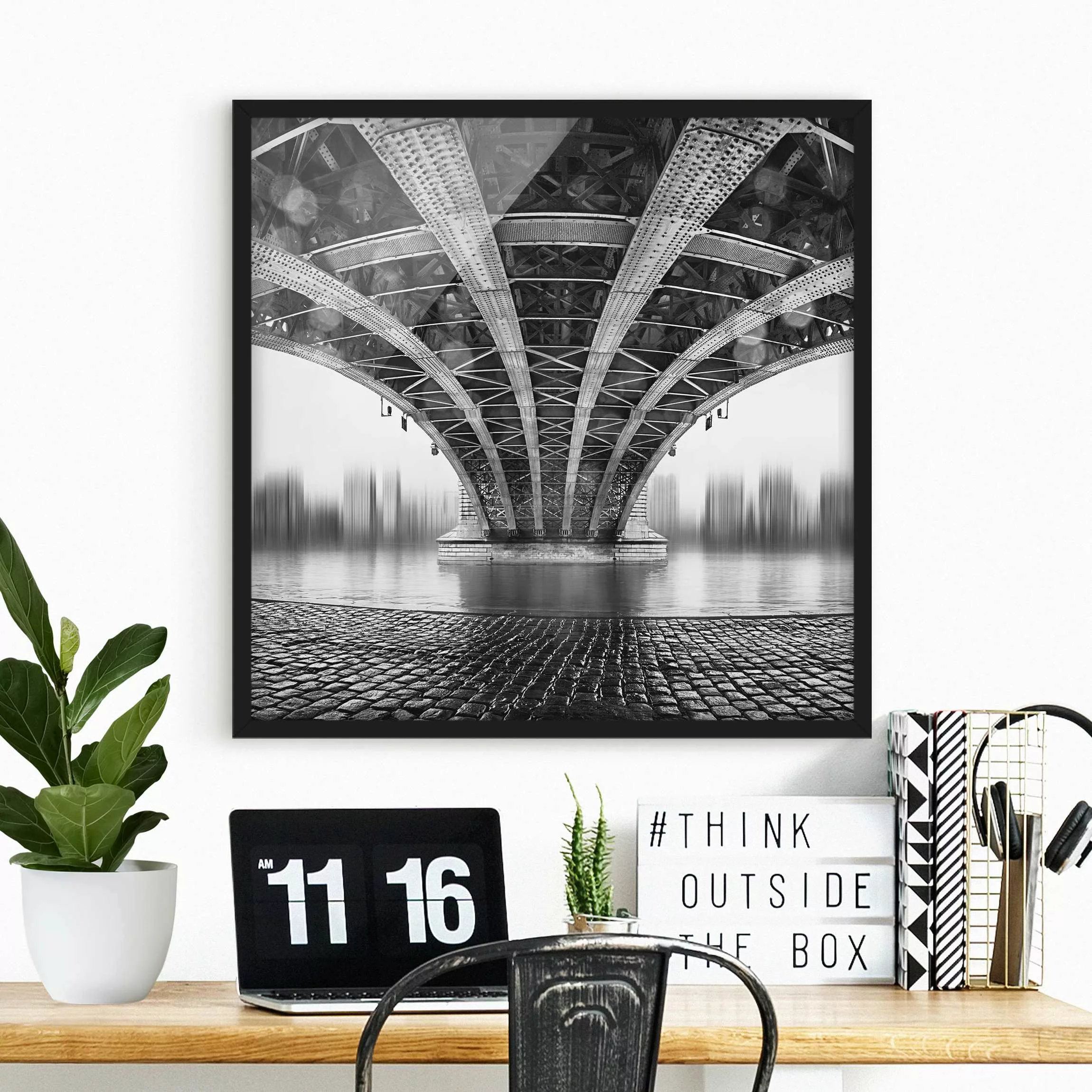 Bild mit Rahmen Schwarz-Weiß - Quadrat Under The Iron Bridge günstig online kaufen