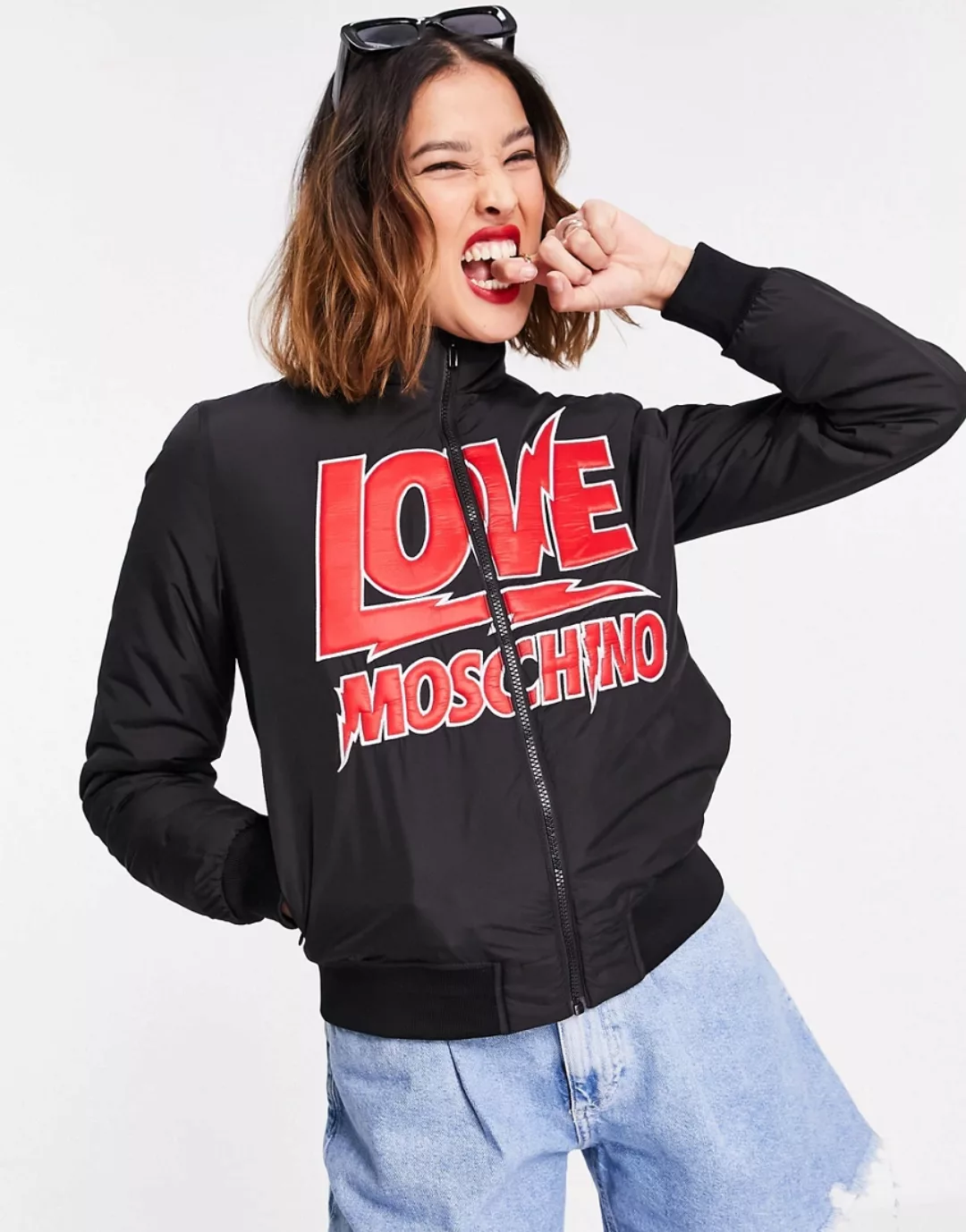 Love Moschino – Bomberjacke mit Blitz-Logo vorne in Schwarz günstig online kaufen