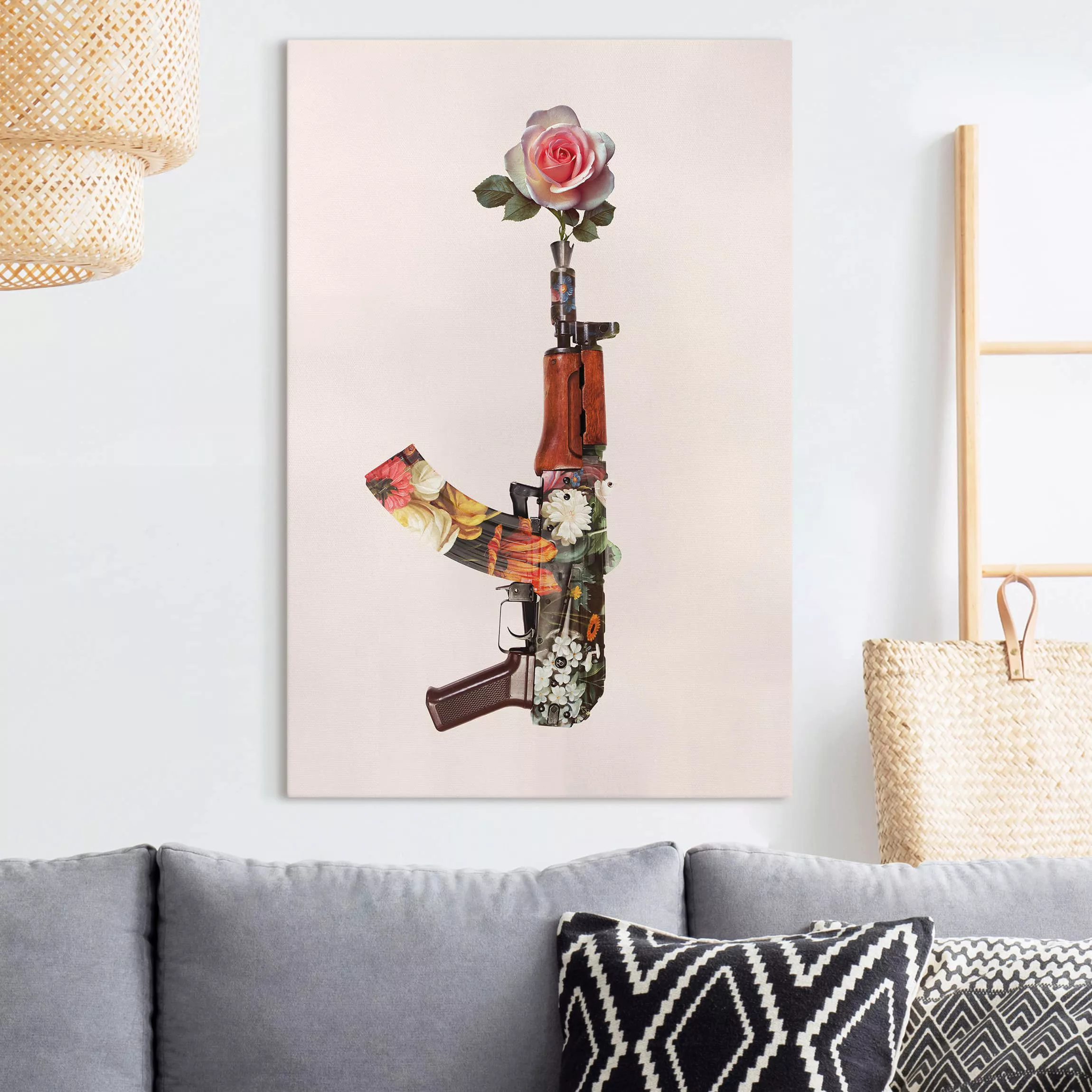 Leinwandbild Blumen - Hochformat Waffe mit Rose günstig online kaufen