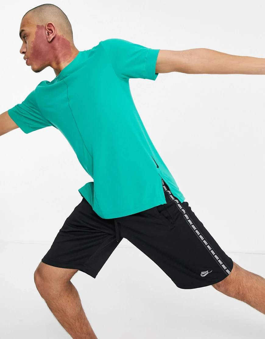Nike – Yoga Dri-FIT – T-Shirt in Grün günstig online kaufen