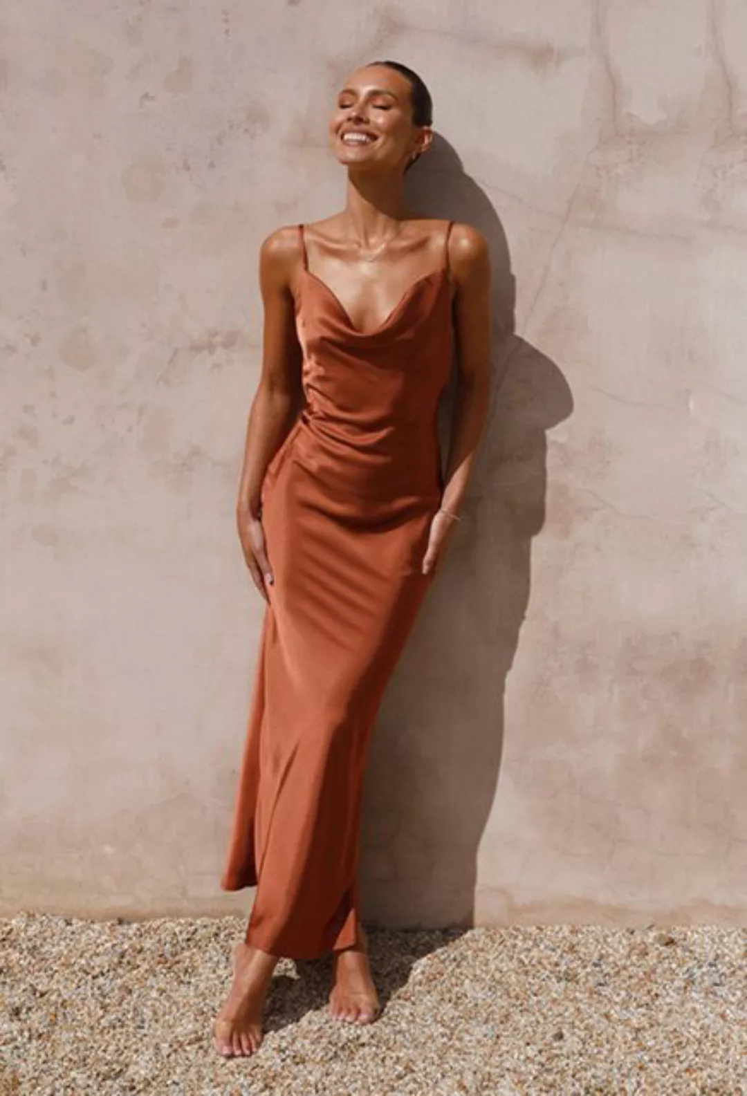 CHENIN Satinkleid Schmales Sling-Kleid mit tiefem V-Ausschnitt urbanes Mode günstig online kaufen
