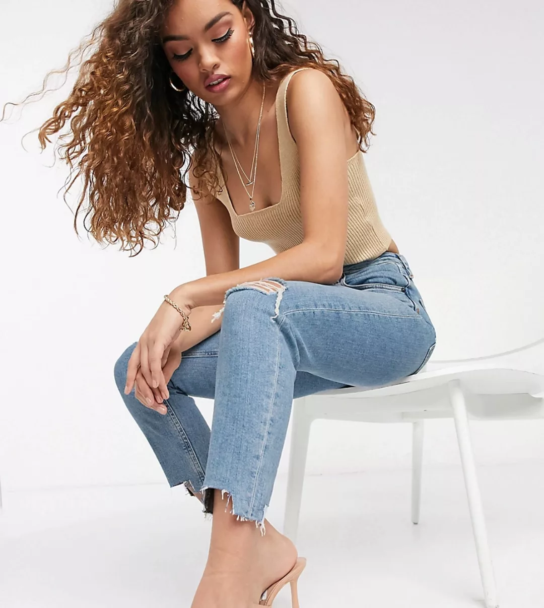 ASOS DESIGN Petite – Farleigh – Mom-Jeans mit hohem Bund, zerissenem Knie u günstig online kaufen
