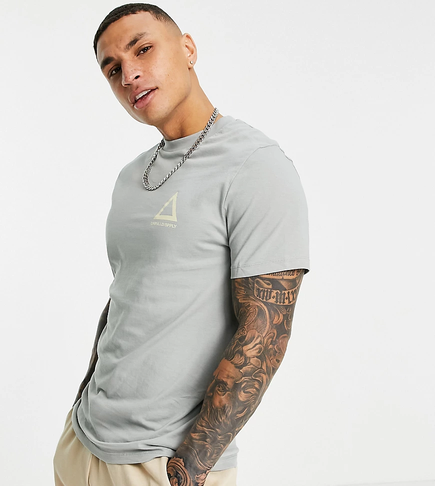 ASOS – Unrvlld Spply – T-Shirt in neutralem Grau mit Logoprint günstig online kaufen