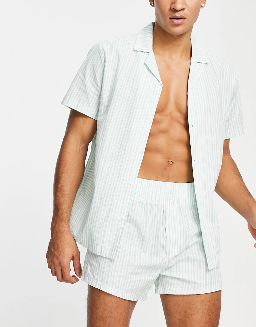 ASOS DESIGN – Pyjamaset mit Hemd und Shorts aus gestreiftem Webstoff-Mehrfa günstig online kaufen